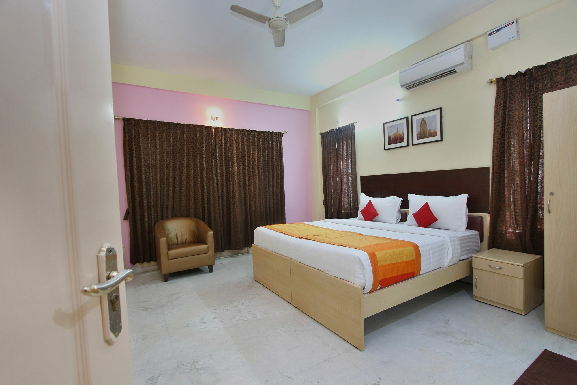 Capital O 5379 The Roy Grand Inns Bangalore Buitenkant foto