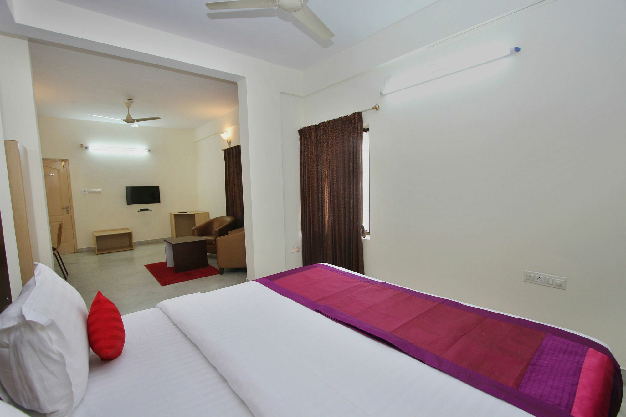 Capital O 5379 The Roy Grand Inns Bangalore Buitenkant foto