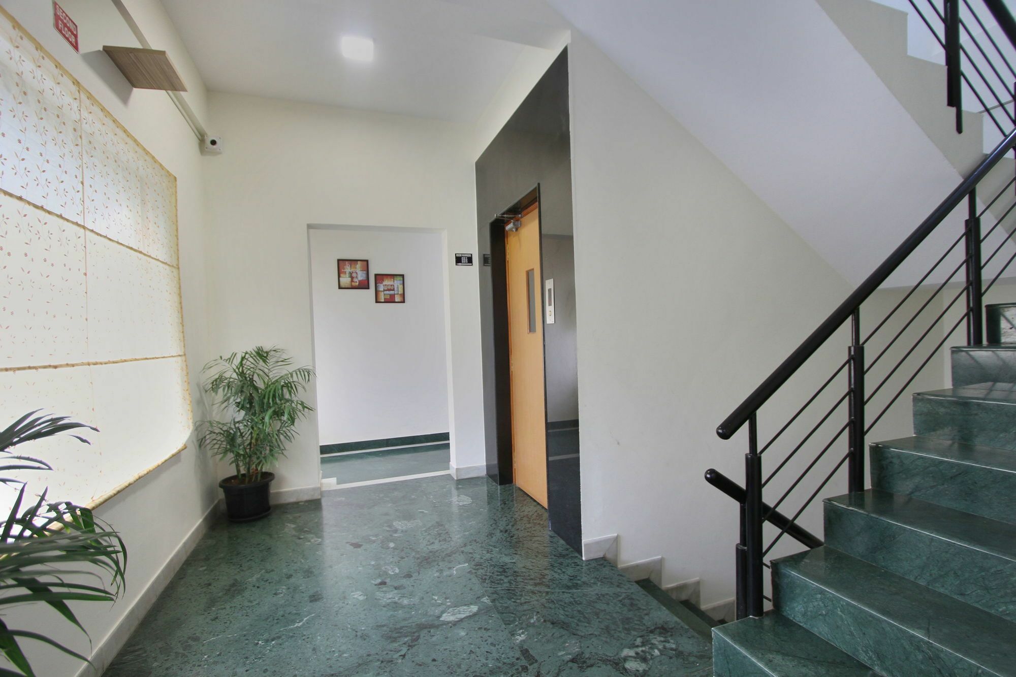 Capital O 5379 The Roy Grand Inns Bangalore Buitenkant foto